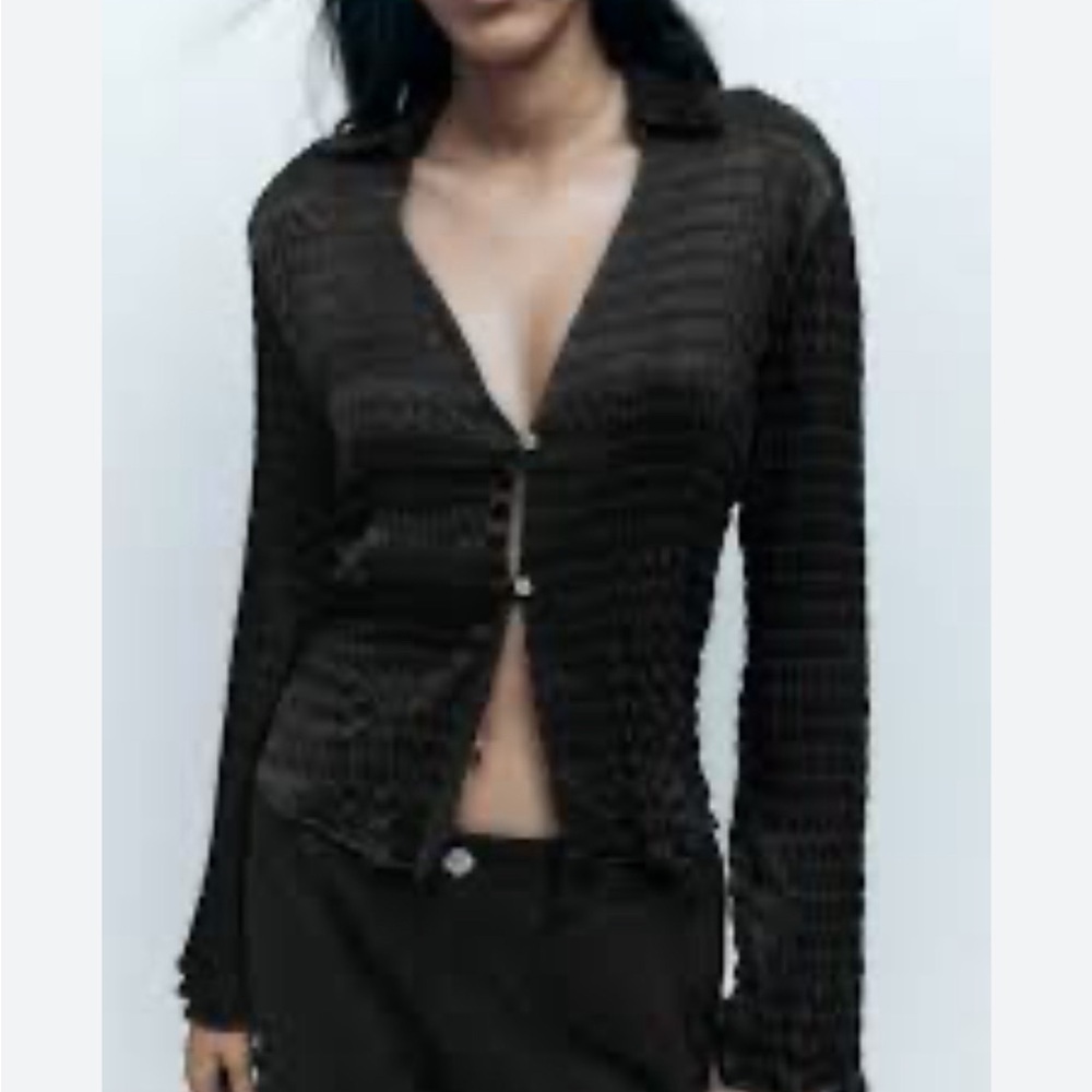 Zara satin textured effect Lapel collar shirt V-neck long sleeves. Front button - Picture 2 of 10